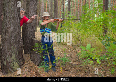 Dans la région pays Poltavsk oblast, Ukraine - le 29 août 2014 : Deux chasseurs pousse dans les forêts de conifères Banque D'Images