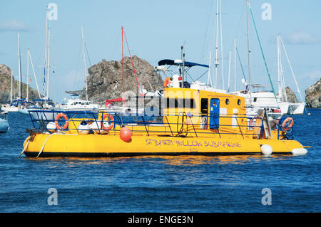 St Barth, St Barths, Saint Barthélemy, French West Indies, Antilles françaises, Caraïbes : un sous-marin touristique jaune dans le port de Gustavia Banque D'Images