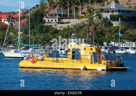 St Barth, St Barths, Saint Barthélemy, French West Indies, Antilles françaises, Caraïbes : un sous-marin touristique jaune dans le port de Gustavia Banque D'Images
