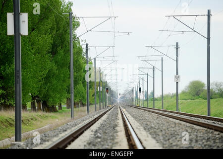 Shot industriel vide avec des rails de chemin de fer Banque D'Images