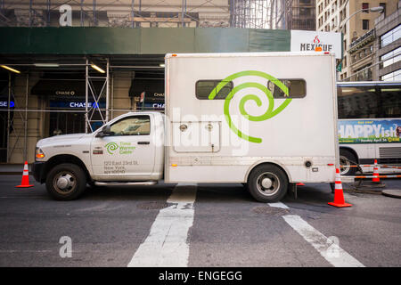 Un Time Warner Cable van à New York jeudi, 30 avril 2015. TWC a leur meilleur trimestre dans l'ajout d'abonnés en six ans mais le bénéfice du premier trimestre sentez aux attentes des analystes. (© Richard B. Levine) Banque D'Images