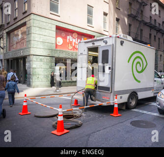 Un Time Warner Cable van à New York jeudi, 30 avril 2015. TWC a leur meilleur trimestre dans l'ajout d'abonnés en six ans mais le bénéfice du premier trimestre sentez aux attentes des analystes. (© Richard B. Levine) Banque D'Images