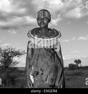 Une grande femme porte Pokot colliers faits des tiges de graminées Carex, comté de Baringo, Baringo, au Kenya Banque D'Images