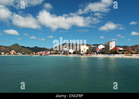 St Martin, Saint Martin, Sint Maarten, Antilles néerlandaises : la mer des Caraïbes et l'horizon de Philipsburg approche du port de la ville hollandaise Banque D'Images