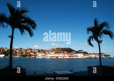 St Barth, St Barths, Saint Barthélemy, French West Indies, Antilles françaises, Caraïbes : l'horizon de Gustavia et son port Banque D'Images