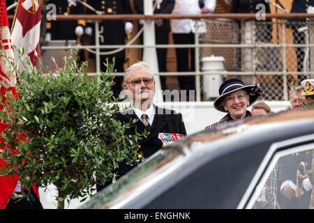 Helsingore, Danemark. 5 mai, 2015. Prince consort Henrik et H. M. la Reine Margrethe photographié à leur visite en Helsingore au nord de Copenhague. Ils sont arrivés à bord du navire royal Dannebrog, qui marquait également le premier voyage avec le navire royal cette saison Crédit : OJPHOTOS/Alamy Live News Banque D'Images