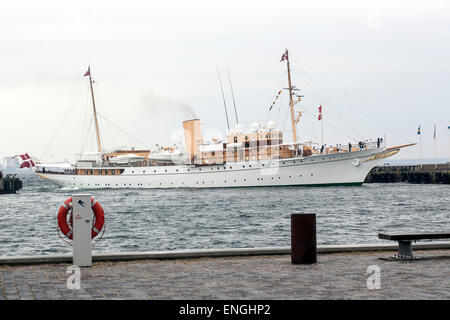 Helsingore, Danemark. 5 mai, 2015. Le navire royal, Dannebrog, arrive pour Helsingore après 2 heures de navigation du port de Copenhague. C'est le royal des couples premier voyage cette année. Plus tard en juin et juillet Dannebrog va les amener à 2 longs voyages : d'abord à l'îles de Faro et prochain voyage au Groenland Crédit : OJPHOTOS/Alamy Live News Banque D'Images