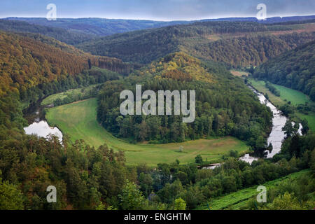 Tombeau du Géant, Hill à l'intérieur d'un méandre de la Semois à Botassart dans les Ardennes Belges, Belgique Banque D'Images