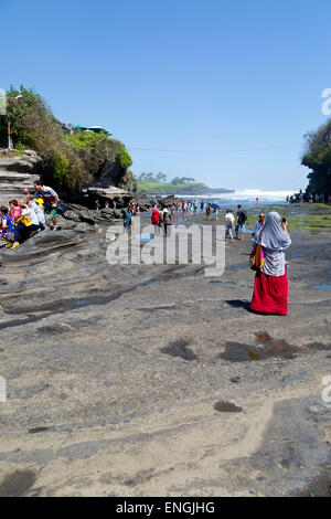 Les touristes au temple Pura Tanah Lot, Bali, Indonésie Banque D'Images