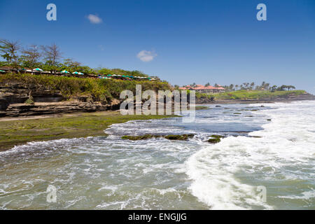 Côte près de le Temple Pura Tanah Lot sur Bali, Indonésie Banque D'Images