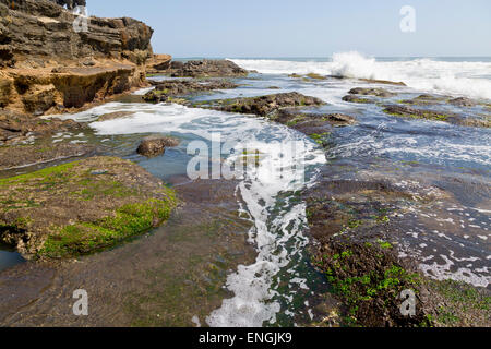 Côte près de le Temple Pura Tanah Lot sur Bali, Indonésie Banque D'Images