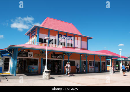 St Martin, Saint Martin, Sint Maarten, Antilles néerlandaises, Amérique : le bâtiment rose de la Police sur le front de mer de Philipsburg Banque D'Images