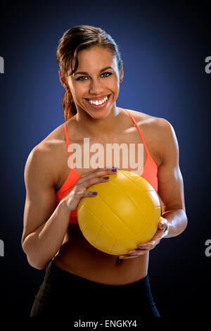 Portrait of young African American Woman holding volley-ball Banque D'Images