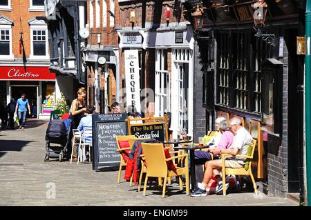 Les gens se reposent au terrasses des cafés le long de Butcher Row au printemps, Shrewsbury, Shropshire, Angleterre, Royaume-Uni, Europe de l'Ouest. Banque D'Images