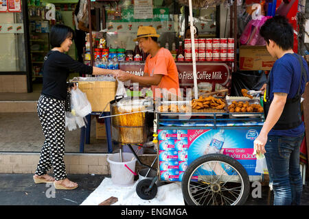 La vente des aliments de rue à Bangkok, Thaïlande Banque D'Images