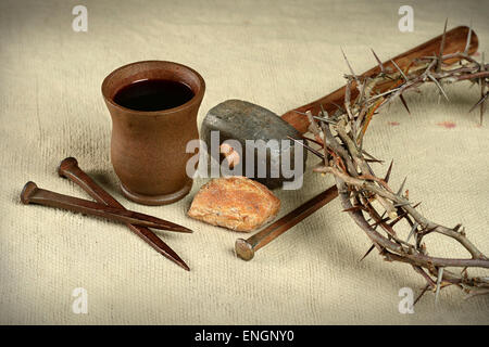 Les éléments de la communion avec couronne d'épines et de clous sur tissu vintage Banque D'Images