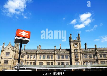 Vue de la gare avec le signe de la gare au premier plan, Shrewsbury, Shropshire, Angleterre, Royaume-Uni, Europe de l'Ouest. Banque D'Images