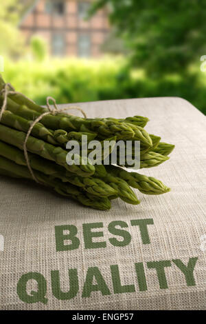 Asperges vertes sur sac avec texte "meilleure qualité" Banque D'Images