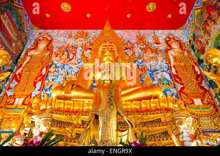 Statue de Bouddha dans le temple Wat Salakphet sur Ko Chang, Thaïlande Banque D'Images