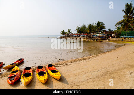 Kayaks sur la plage de Kai Bae sur Ko Chang, Thaïlande Banque D'Images