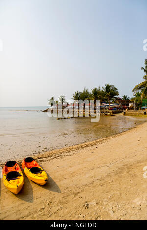 Kayaks sur la plage de Kai Bae sur Ko Chang, Thaïlande Banque D'Images