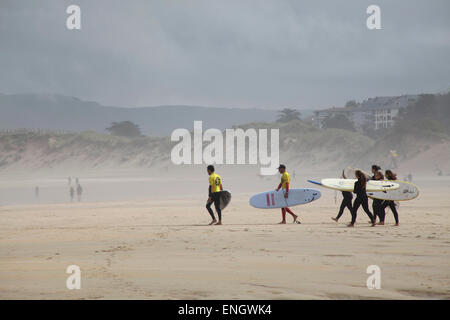 Des leçons de surf à Somo Beach près de Loredo Santander Cantabrie espagne Banque D'Images