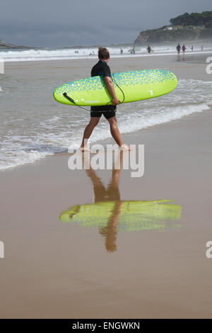 Des leçons de surf à Somo Beach près de Loredo Santander Cantabrie espagne Banque D'Images