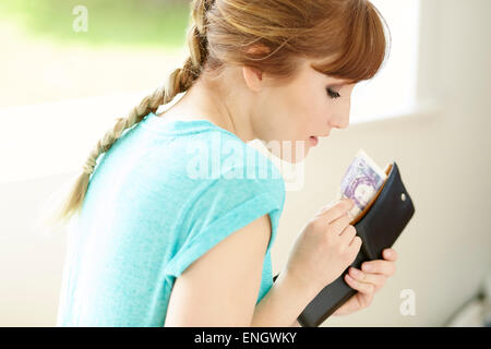 Girl prendre de l'argent partenaires wallet Banque D'Images