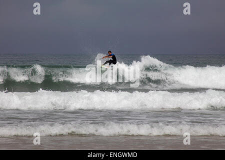 Des leçons de surf à Somo Beach, près de Santander Cantabrie Espagne Loredo. Banque D'Images