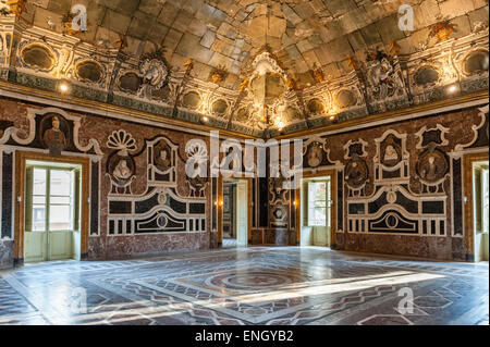 La villa Palagonia, Bagheria, Palerme, Sicile, Italie. Une villa de style baroque construit en 1715. Le plafond en miroir dans la salle de bal Banque D'Images