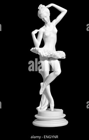 Figurine antique de la ballerine de danse. Isolé sur fond noir. Banque D'Images