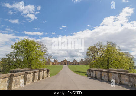 Vue depuis le grand pont (par John Vanbrugh ) sur le Palais de Blenheim, Woodstock, Oxfordshire, Angleterre, Royaume-Uni. Banque D'Images