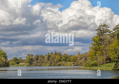 Vue panoramique sur le lac, dans le magnifique paysage du parc, qui entoure le Palais de Blenheim, Woodstock, Oxfordshire, England, UK. Banque D'Images