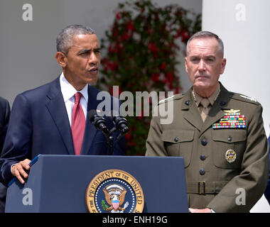 Washington, DC, USA. 5 mai, 2015. Le président Barack Obama (G) et U.S. Marine Corps Général Joseph Dunford observés au cours d'une conférence de presse à la Maison Blanche à Washington, DC, la capitale des États-Unis, le 5 mai 2015. Le président des États-Unis, Barack Obama, le mardi le général Joseph Dunford marin désigné comme le prochain président du Comité des chefs d'état-major américain. Credit : Yin Bogu/Xinhua/Alamy Live News Banque D'Images