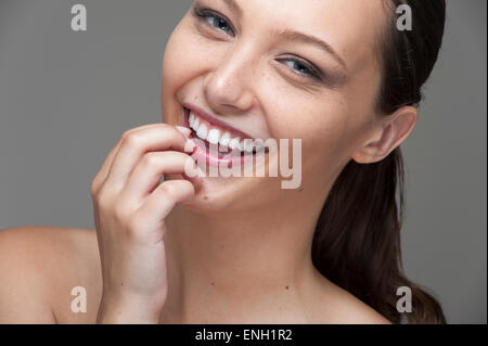 La beauté naturelle du rire headshot young Caucasian woman avec la peau de taches de rousseur et queue de cheval Banque D'Images