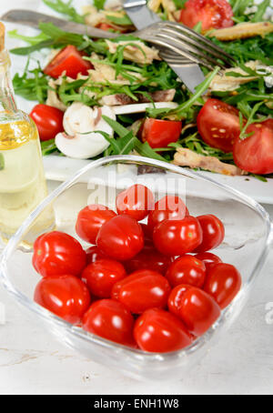 Petites tomates dans un bocal en verre Banque D'Images