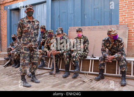 Le Népal. 5 mai, 2015. Prendre une pause de l'Armée de creuser dehors maisons détruites à Bhaktapur. Un important séisme a frappé 7,9 Katmandou à la mi-journée le samedi, 25 avril, et a été suivi par plusieurs répliques qui déclenche les avalanches sur Mt. Everest qui a enseveli les alpinistes dans leurs camps de base. De nombreuses maisons, des bâtiments et des temples dans la capitale ont été détruits pendant le séisme, laissant plus de 7500 morts et beaucoup plus coincés sous les débris comme les travailleurs de secours d'essayer d'enlever les débris et de retrouver des survivants. Credit : Remote-software/Alamy Live News Banque D'Images