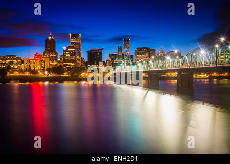 L'horizon et le pont sur la rivière Willamette dans la nuit, à Portland, Oregon. Banque D'Images