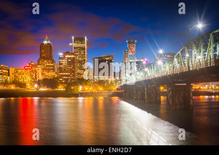 L'horizon et le pont sur la rivière Willamette dans la nuit, à Portland, Oregon. Banque D'Images