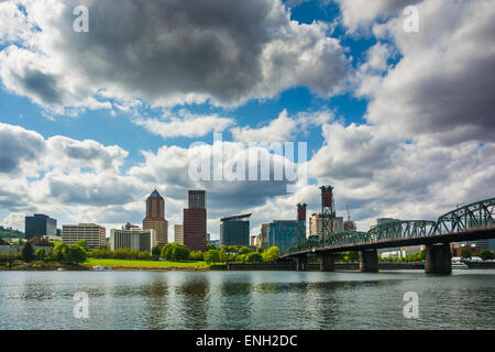 L'horizon et le pont sur la rivière Willamette, à Portland, Oregon. Banque D'Images