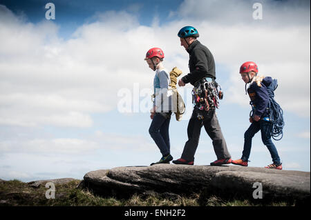 Deux jeunes grimpeurs et leur instructeur sur Stanage Edge dans le Peak District Banque D'Images