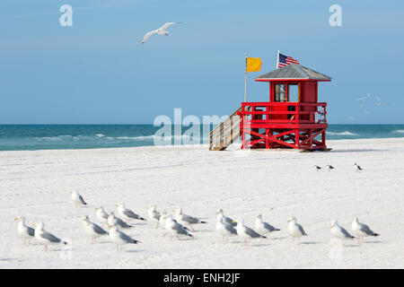 En bois rouge lifeguard hut on an empty beach Banque D'Images