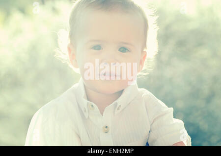 Le Portrait of cute Bébé garçon dans les bois Banque D'Images