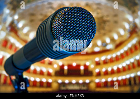 Scène de microphone concept DE THÉÂTRE/vue rapprochée sur le microphone sur scène avec un intérieur cosy traditionnel de l'auditorium en arrière-plan Banque D'Images