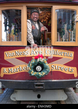 Tramway de San Francisco 'grip' pose à l'opérateur de marché festif fenêtre tramway terminus rue Noël à San Francisco California USA Banque D'Images