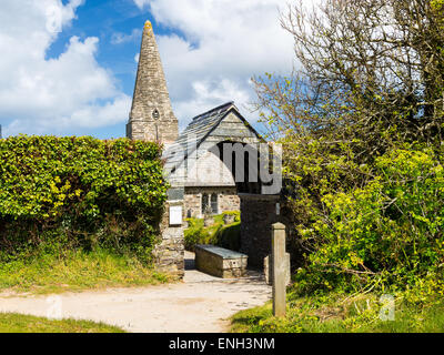 Le 12e siècle l'église St Enodoc Trebetherick, lieu de repos de poète officiel Sir John Betjeman. Angleterre Cornwall Banque D'Images