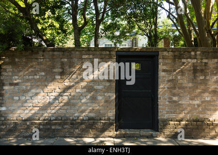 Un mur de brique et porte du jardin au 22 rue de la réunion dans la ville historique de Charleston, SC. Banque D'Images