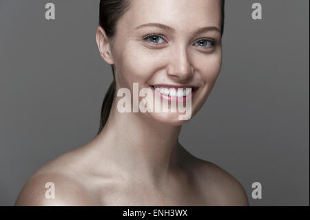 La beauté naturelle du rire headshot young Caucasian woman avec la peau de taches de rousseur et queue de cheval Banque D'Images