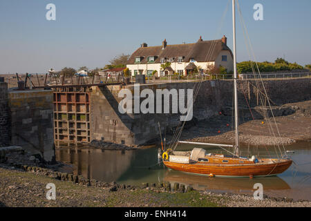 Le port de Porlock Weir dans le Somerset avec Gibraltar cottages du 17ème siècle dans l'arrière-plan Banque D'Images