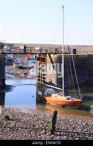 Yacht en bois verni de Porlock Weir le port à marée basse Banque D'Images